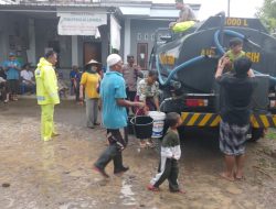Bantuan Air Bersih Disalurkan Polres Loteng Untuk Warga Terdampak Banjir
