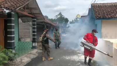 Gandeng Dinas Kesehatan, Polres Bojonegoro dan Kodim 0813 Bojonegoro Gelar Fogging Serentak