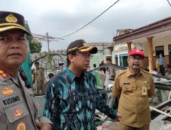 Bupati Sidoarjo Bersama Kapolresta Sidoarjo Tinjau Rumah Warga Terdampak Angin Puting Beliung