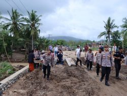 Kapolres Loteng Turun Langsung Memantau Banjir Dan Berikan Bantuan Sembako Kepada Korban