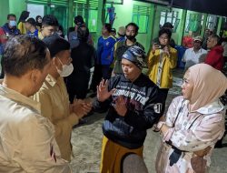 Kunjungi Pengungsi Tanah Bergerak di Karangreja, Bupati Tiwi Tebar Keakraban