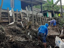 Personel Polsek Terara Polres Lombok Timur Bantu Warga Bersihkan Tumpukan Reruntuhan Tembok yang Menghalangi Jalan