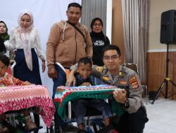 Polres Lotim Bersama Endri Foundation Dan Unsur Terkait Salurkan Korsi Roda Dan Sembako Ke Anak Penderita Disabilitas