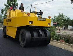 Pemdes Lengkong Sukseskan Program BKKD Jalan Aspal