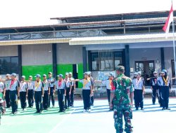 Tanamkan Kedisiplinan, Babinsa Koramil 02/Kapas Kodim 0813/Bojonegoro Latih PBB Dasar Sisws SMKN 4