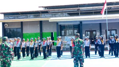 Tanamkan Kedisiplinan, Babinsa Koramil 02/Kapas Kodim 0813/Bojonegoro Latih PBB Dasar Sisws SMKN 4