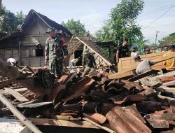 Anggota Posramil Pangkur Karya Bakti Bersihkan Rumah Warganya Yang Roboh ,Pasca Puting Beliung