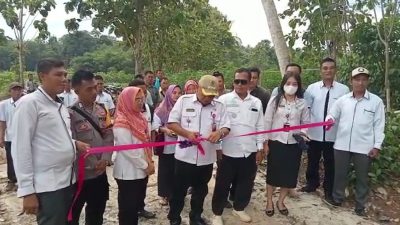 Pemdes Ogan Jaya Meresmikan Jalan Onderlah di Dua Dusun
