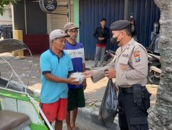 Polisi Sidoarjo Berpatroli Sambil Membagikan Nasi Bungkus