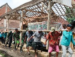 Bersama Elemen Masyarakat, Babinsa Kodim Bojonegoro bersinergi Bedah Rumah Warga