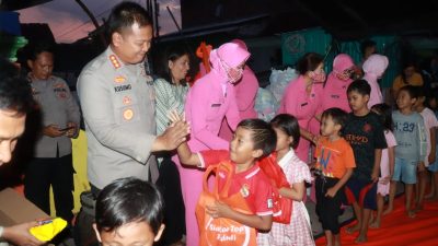 Polresta Sidoarjo dan Bhayangkari Bagikan Paket Sembako dan Perlengkapan Sekolah  Pada Korban Puting Beliung
