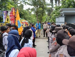 Polres Lombok Timur Secara Humanis Amankan Aksi Unras di Depan Kantor Bupati Lotim