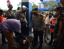 Kapolresta Sidoarjo Turun Langsung Cek Barang Bawaan di Bus Tujuan Bali