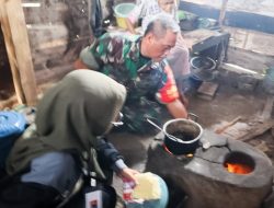 Bersama Mahasiswa IKIP PGRI Bojonegoro, Babinsa Koramil Bubulan Bantu Warga Kurang Mampu