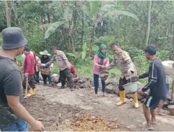Pak Bhabin Polsek Kandangserang Gandeng Warga Gotong Royong Perbaiki Jalan