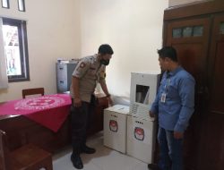 Pastikan Pilkades PAW Desa Wonosari Berjalan Lancar, Bhabinkamtibmas Polsek Sradi Cek Logistik Pilkades