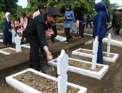Peringati Hari Pahlawan, Kapolres Pekalongan Pimpin Upacara Ziarah dan Tabur Bunga