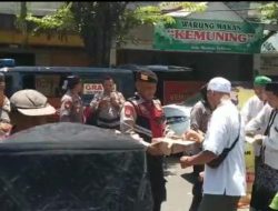 Polisi Bagikan Minuman gratis, Saat pengamanan Maulid Nabi Muhammad SAW di Kanzus Sholawat Kota Pekalongan