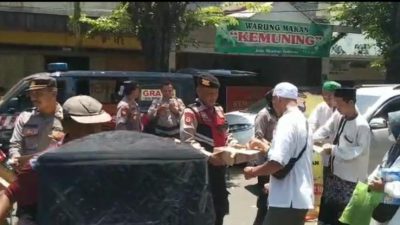 Polisi Bagikan Minuman gratis, Saat pengamanan Maulid Nabi Muhammad SAW di Kanzus Sholawat Kota Pekalongan