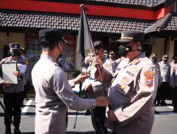 Kapolres Jember Berikan Ganjaran Kepada 21 Anggota Berprestasi dan Punishment Polsek yang Kurang Kinerjanya