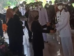 Bupati dr. Ikfina Fahmawati Didamping Wabup Gus Barra, Lantik 41 Kades Periode 2022 – 2024 di Pendopo Graha Majatama Pemkab Mojokerto