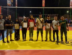 Bagi-bagi hadiah, PT Gadai Terang Abadi Mulia Meriahkan Turnamen Bola Volli Bupati Cup 1 Lybas 2022