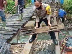 Jembatan Putus Akibat Banjir, Polsek Tanggul Bersama Warga Bangun Kembali Jembatan