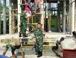 Babinsa dan Anggota Koramil Balen Bersama Warga Lengkong Karya Bakti Pengecoran Atap Mushola Al -Ikhlas