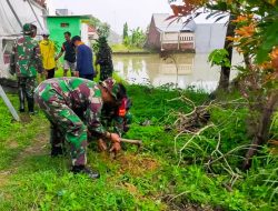 Jaga Kelestarian Lingkungan, Babinsa Koramil Kapas Bojonegoro ikuti Karya Bakti Penanaman Pohon
