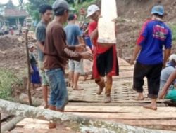 Mengharap Bantuan Pemerintah Tak Kunjung Datang, Warga Patungan Membuat Jalan
