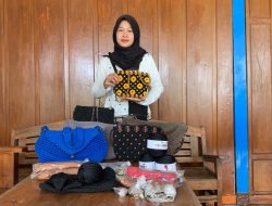 Nia Sari, Penyandang Disabilitas Tekun Bikin Tas Rajut Kini Banjir Pesanan 