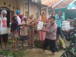 Terdampak Banjir, Polisi Salurkan Bantuan Makanan untuk Masyarakat di Desa Pemaron