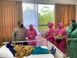 Bhayangkari Wonogiri Bezuk Korban Laka Bus Maut Yang Masih Opname