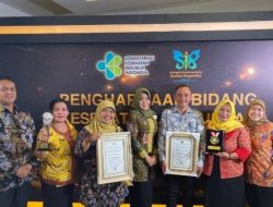 Bupati Mojokerto Terima Dua Penghargaan dari Kemenkes RI pada Peringatan HKN 2022