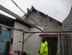 Cek Kondisi Kerusakan dan Pastikan Tidak Ada Korban Jiwa, Kapolsek Porong Turun Langsung di Dua Desa yang Diterjang Angin Kencang