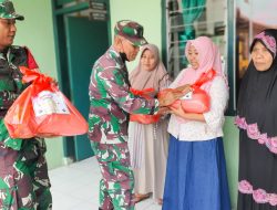 Babinsa Koramil Dander Kodim Bojonegoro, Salurkan Bantuan Sembako