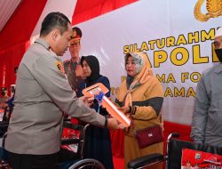 Wujud Kepedulian, Kapolda Kalsel Berikan Bantuan Kursi Roda dan Bedah Rumah Kepada Masyarakat