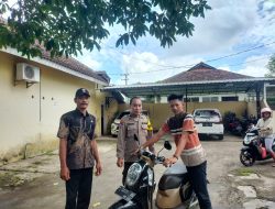 Polsek Balung Kembalikan Ranmor Ke Pemiliknya yang Tinggalkan Motor Begitu Saja Saat Mabuk Miras