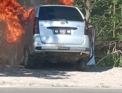 Diduga Konsleting Sebuah Mobil Daihatsu Xenia Terbakar