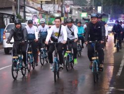 Kapolresta Sidoarjo Pantau Arus Lalin Jelang Nataru Dengan Gowes dan Berbagi