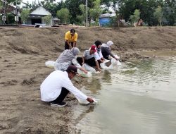Tingkatkan Angka Produksi dan Konsumsi Ikan, Pemkab Bojonegoro Tebar Ribuan Benih Ikan