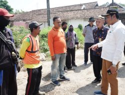 Wabup Sidoarjo Sidak Jalan Rusak di Desa Singogalih Kecamatan Tarik, Tahun 2023 Akan Dibeton