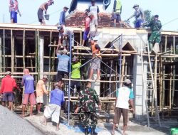 Manunggal dengan Rakyat, Babinsa Koramil Balen Bojonegoro bersama Warga Lengkong Cor Atap Mushola