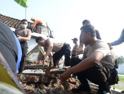 Kapolsek Sawahan Pimpin Kerja Bakti Perbaikan Rumah Warga Akibat Bencana Alam