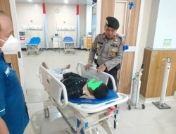Sat Samapta Polres Bojonegoro Evakuasi Pemuda Mabuk di Alun Alun