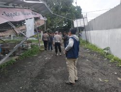 Polisi Sidoarjo Bantu Warga Krian yang Terdampak Hujan dan Angin Kencang