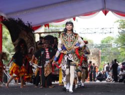 Melestarikan Budaya Tradisional Bupati Bojonegoro Menyelenggarakan Parade Reog