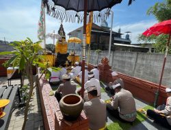 Ibadah Galungan di Pura Kertha Bumi Bhayangkara Polresta Sidoarjo