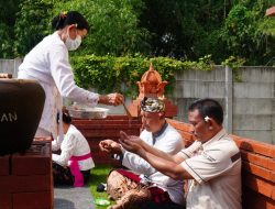 Ibadah Umat Hindu di Pura Kertha Bumi Bhayangkara