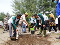 Bupati Sidoarjo Bersama Gubernur Jatim Tanam Seribu Mangrove di Kawasan Pulau Lusi